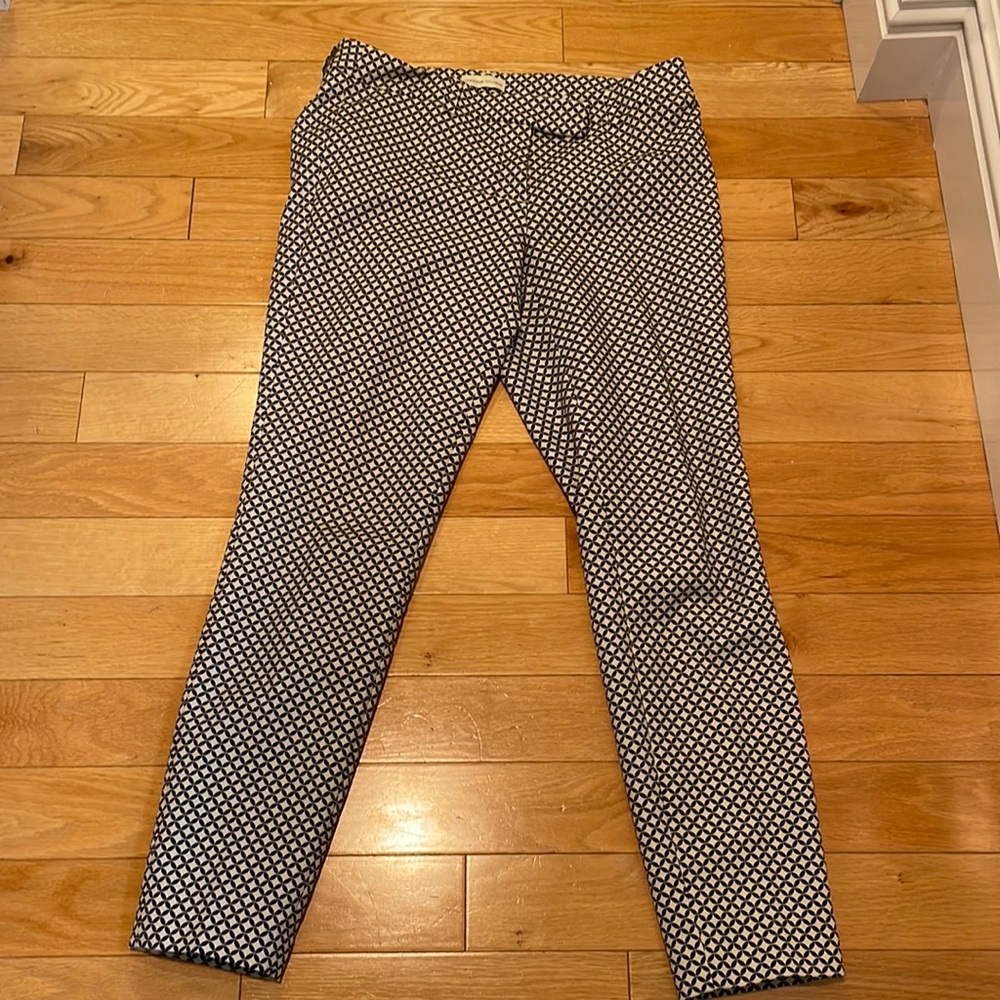 Adrienne Vittadini size 8 ! Cute pattern dark navy and cream . Stretch material